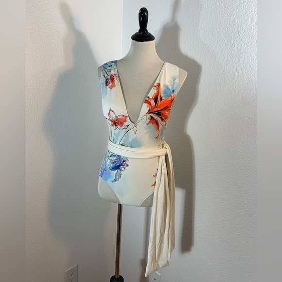 🌹New Listing🌹NWT Vince Camuto Swim Women’s One-Piece Multicolor Floral Swimsuit - Picture 1 of 8